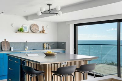 Perfect-Stays-Clifftop-kitchen-2.jpg