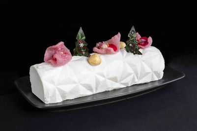 A Floral Christmas Log will be the showstopper of your Christmas Party : a  white chocolate cheesecake, a rose and raspberry flavour on a tahini and pistachio sponge