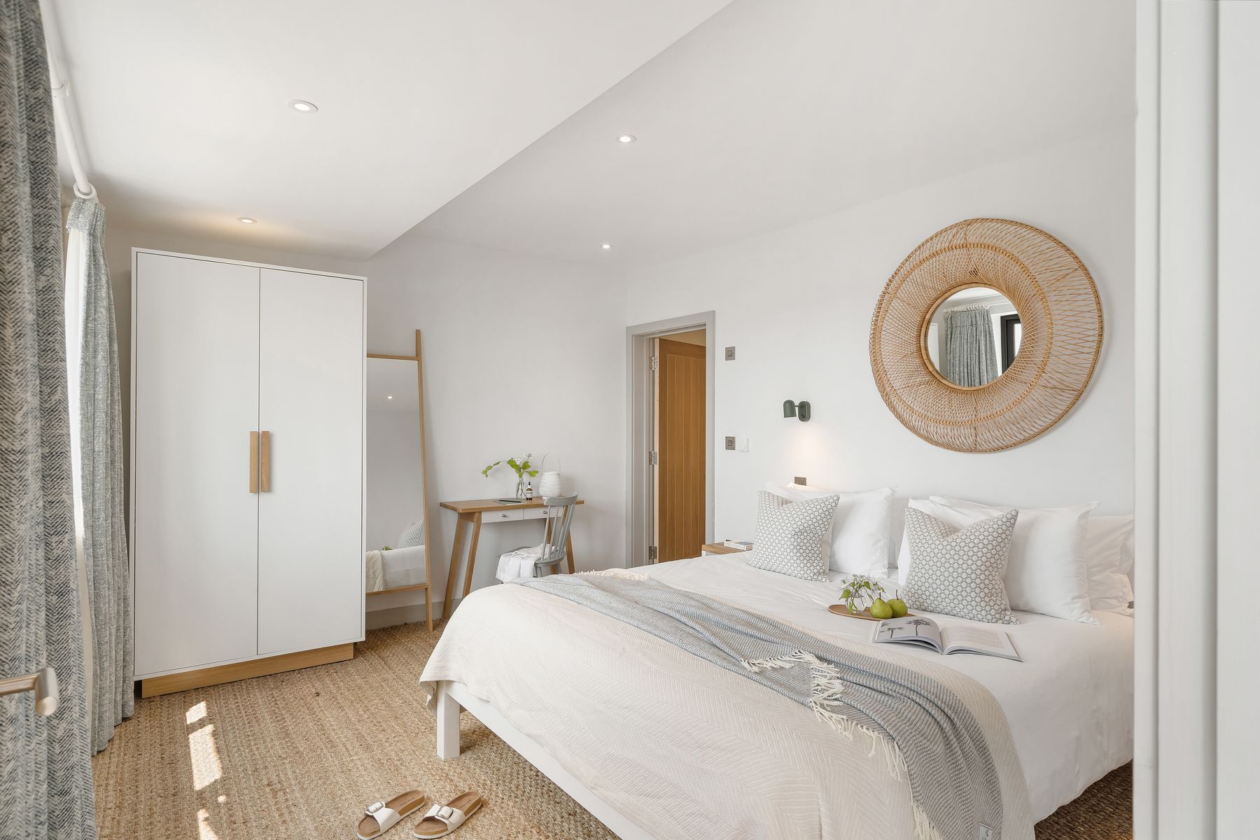 Perfect-Stays-Seathrift-master-bedroom.jpg