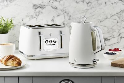 SK14017WHT Serenity Kettle_LS08.jpg