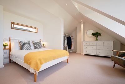 Perfect-Stays-The-Lookout-master-bedroom.jpg