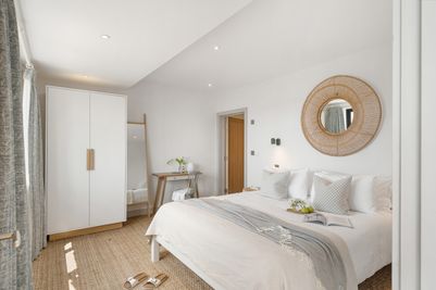 Perfect-Stays-Seathrift-master-bedroom.jpg
