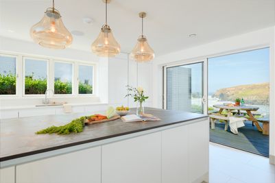 Perfect-Stays-Roscarrock-kitchen-2.jpg