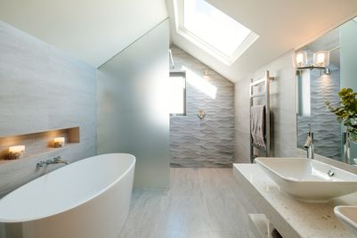 Perfect-Stays-Trevenek-master-ensuite.jpg