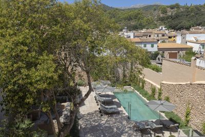 Piscina y pueblo .jpg