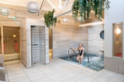 spa.wide.poolsteps.JPG