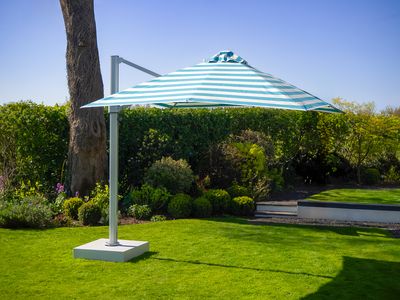 Eclipse Cantilever Parasol