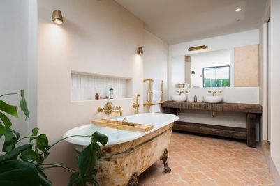 Perfect-Stays-master-en-suite.jpg