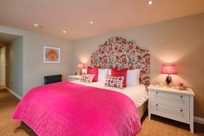 Perfect-Stays-Trehayl-master-bedroom.jpg