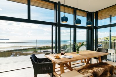 Perfect-stays-Beachfront-kitchen 2.jpg