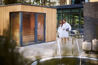 SAUNA-couple-walking_01.jpg