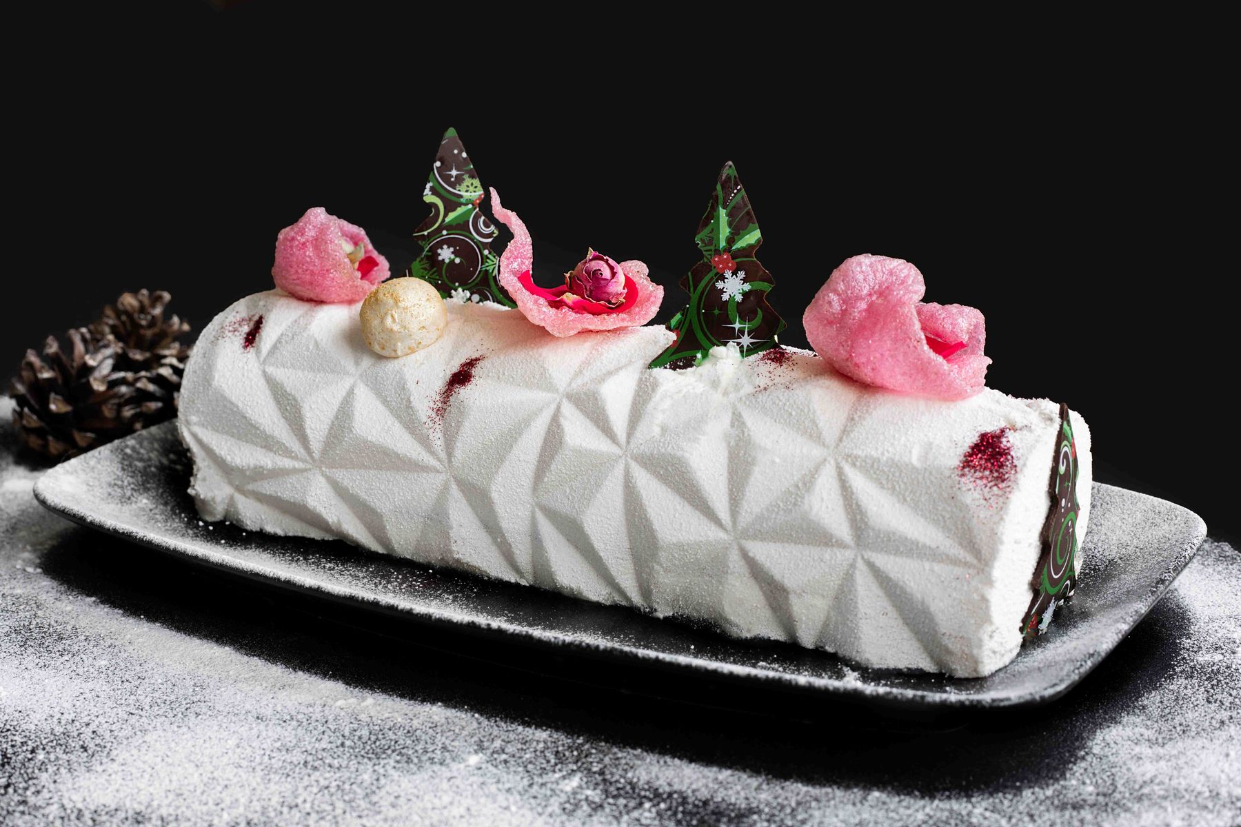 A Floral Christmas Log will be the showstopper of your Christmas Party : a  white chocolate cheesecake, a rose and raspberry flavour on a tahini and pistachio sponge