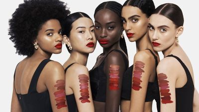 DG_MU24_EVERKISS_LIQUID_LIP_SWATCHES_ON_SKIN_JPG_16X9_300DPI.jpg