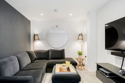 Perfect-Stays-Gwel-Arvor-TV-room.jpg