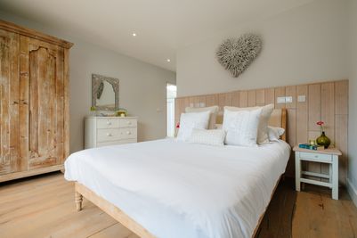 Perfect-Stays-Treasure-House-master-bedroom.jpg