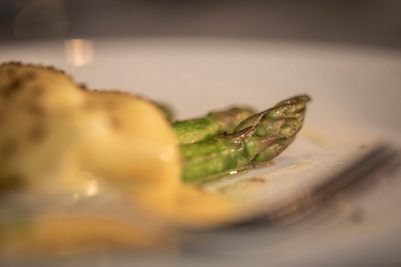 Asparagus, poached bantam egg, hollandaise and grated truffle 