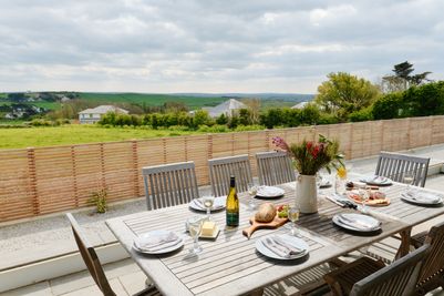 Perfect-Stays-Four-Geese-outdoor-dining.jpg