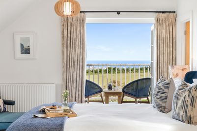 Perfect-Stays-The-Paddock-master-bedroom-2.jpg