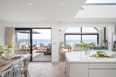 Perfect-Stays-Seathrift-living-3.jpg