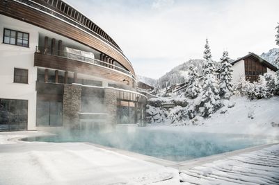 granbaita_dolomites_winter_pool_HQ.jpg