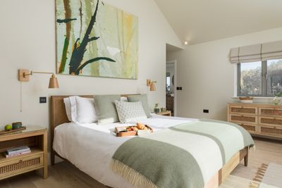 perfect-stays-rosevean-master-bedroom-2.jpg