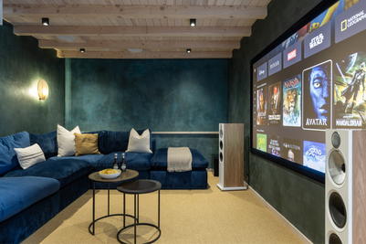 Perfect-Stays-Oku-cinema-room-2.png