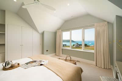 Perfect-Stays-Brynia-master-bedroom.jpg