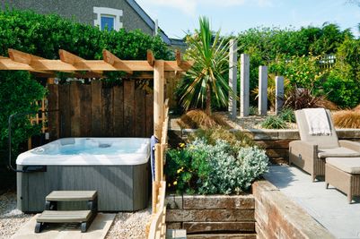 Perfect-Stays-Trewhella-hot-tub-2.jpg