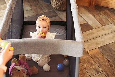 Influencer @pasta_proseccoandparenting, gives Graco's new FoldLite Travel Cot  the thumbs up
