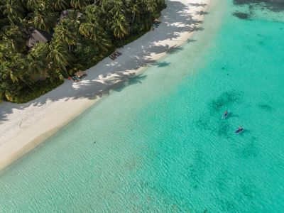halaveli-maldives-2022-coconut-beach-02_hd copy.jpg