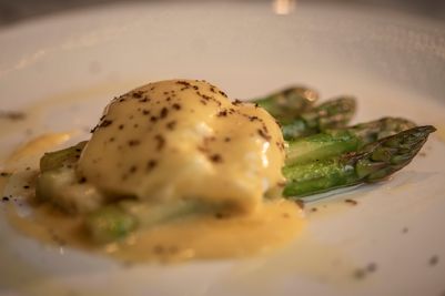 Asparagus, poached bantam egg, hollandaise and grated truffle 