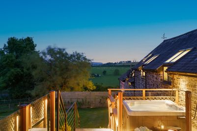 Perfect-Stays-Nightjar-exterior-hot-tub.jpg