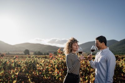Pareja de peregrinos visitando los viñedos de Bullas (1).jpg