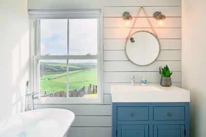 Perfect-Stays-The-Lookout-bathroom.jpg