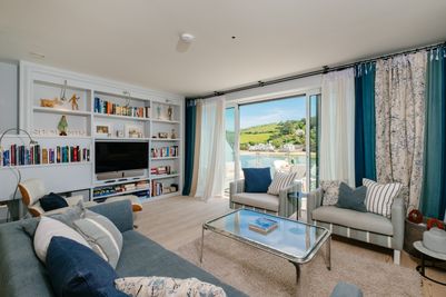 Perfect-Stays-Waterside-living-area-2.jpg