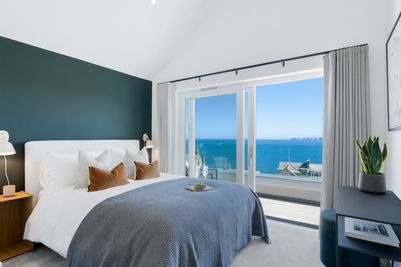 Perfect-Stays-Gwel-Arvor-master-bedroom.jpg