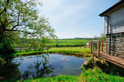 Perfect-Stays-Willows-Rest-exterior-pond.jpg