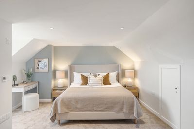 Perfect-Stays-Fair-Skies-master-bedroom-1.jpg