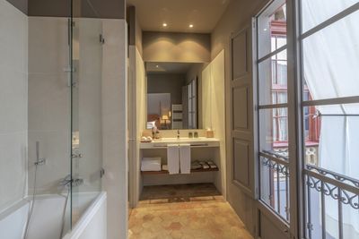 Deluxe Bathroom.jpg