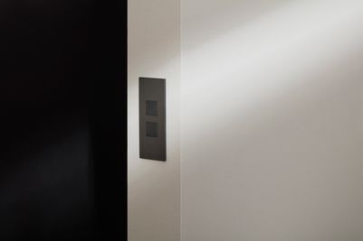 Narrow wall plate, low-voltage keypad switches