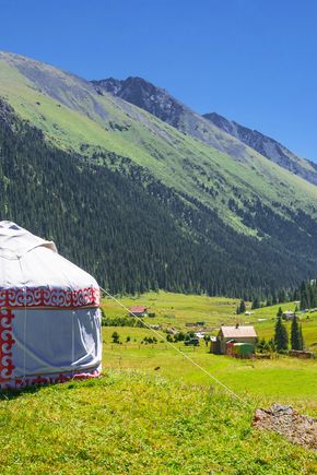 Yurt dreamstime_m_89975853.jpg