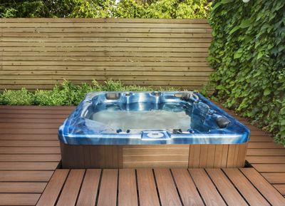Lifestyle_hot tub_MultyDeck_415488202.jpg