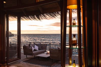 halaveli-maldives-2022-coconut-jing-bar-01_hd.jpg