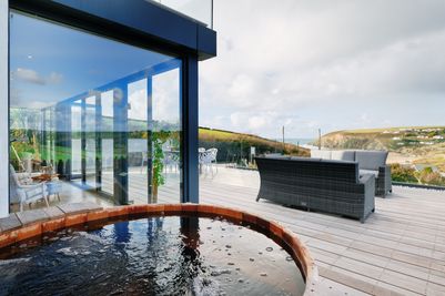 Perfect-Stays-The-Lookout-hot-tub.jpg