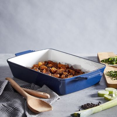 Barbary & Oak Foundry - 39cm Cast Iron Roaster - BO800258BLU_LS2.jpg