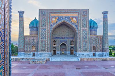 SherDorMadrasahReigstanSamarkand_Uzbekistan_dreamstimexxl60904942.jpg