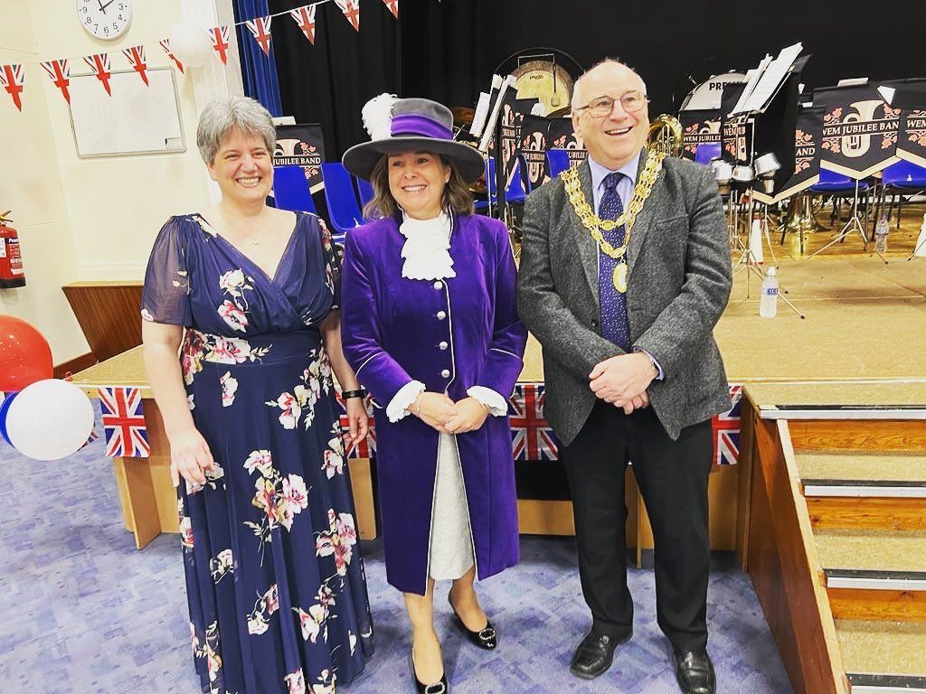 Wem Jubilee Band concert musical director Cathy and Mayor of Wem Geoff Saul.jpg