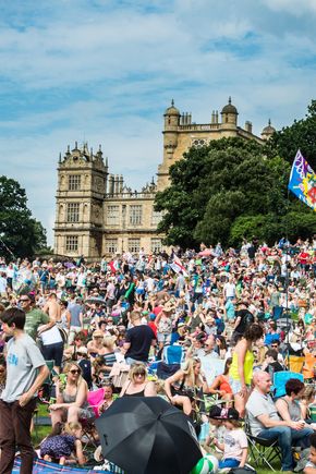 Splendour crowd in front of Wollaton Hall 