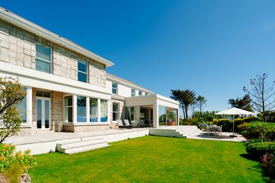 Perfect-Stays-Ednovean House-exterior-1.jpg