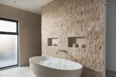 Perfect-Stays-Sea-Edge-master-ensuite.jpg